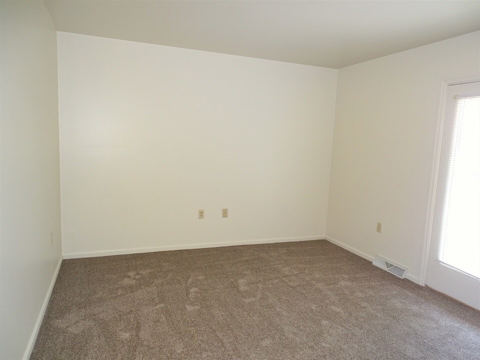 Building Photo - 15 Oriole Dr