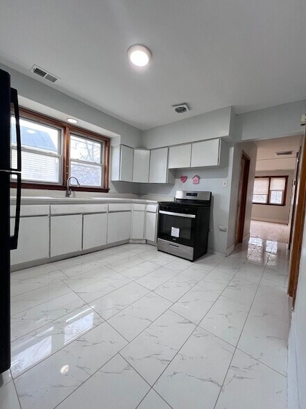 Building Photo - 5217 S Hermitage Ave