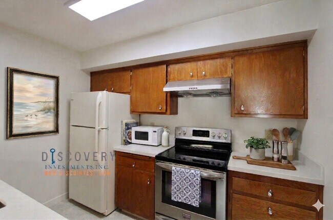 Building Photo - Spacious One Plus Bedroom Condominum off Broadway Terrace
