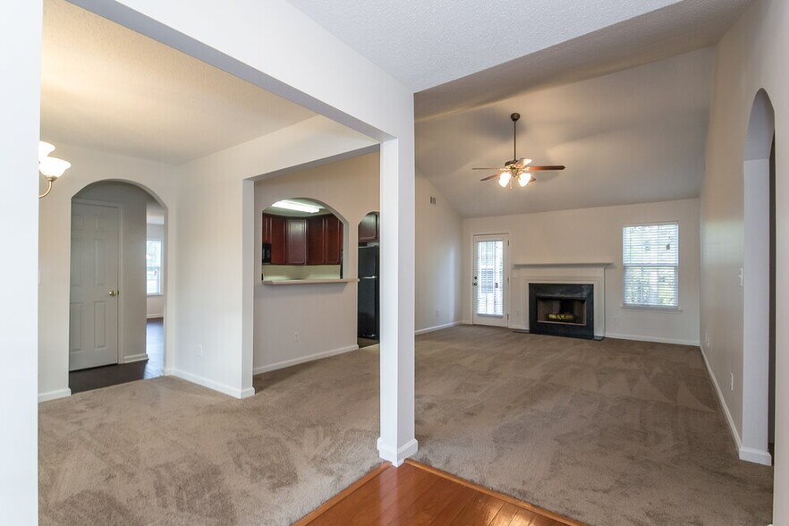 Building Photo - 448 Camella Cir