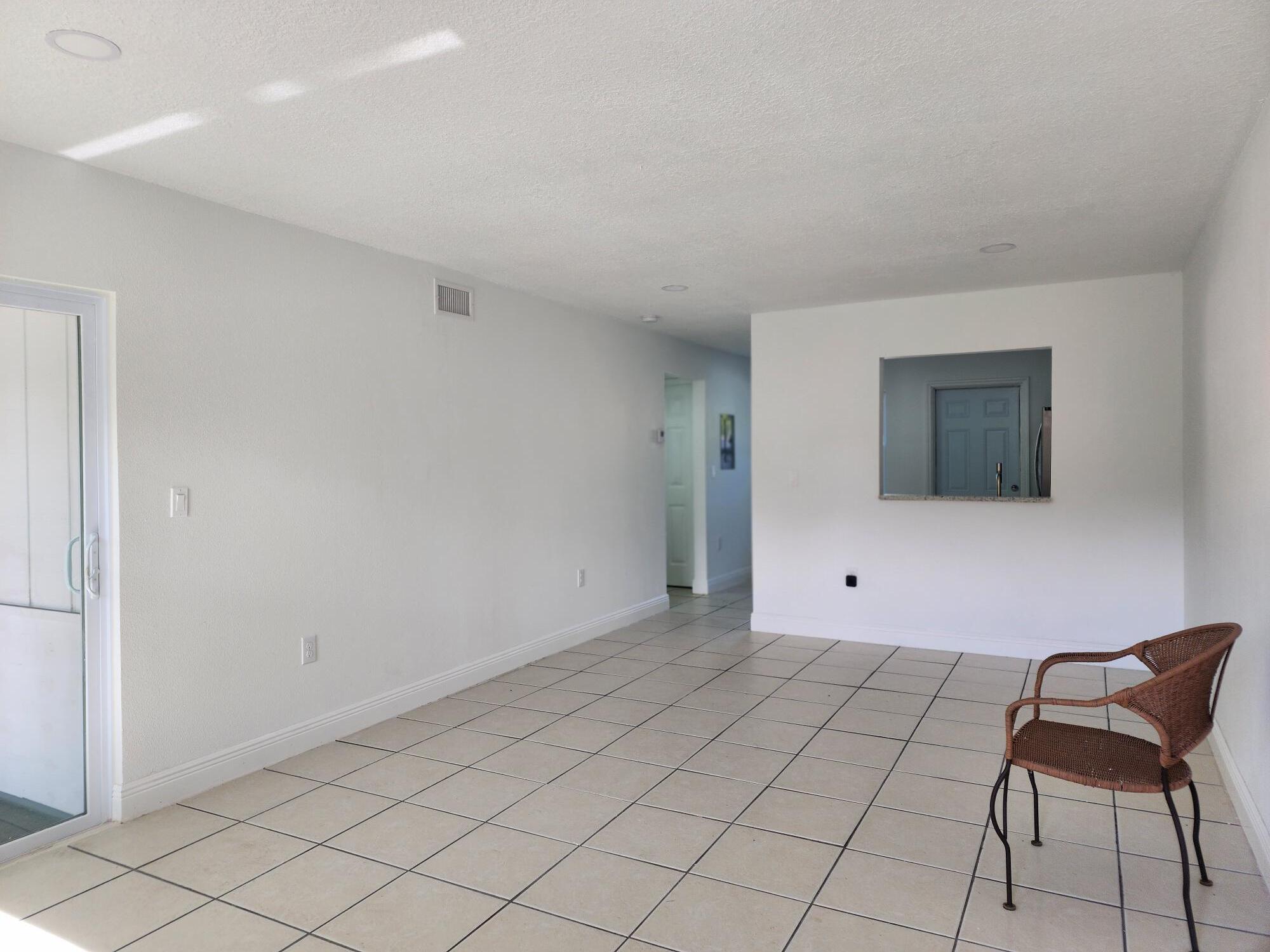 Building Photo - 558 Clearwater Largo Rd N