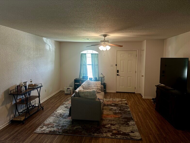 Building Photo - 2704 Lucille Dr