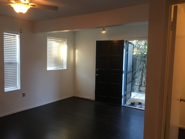 LR - 2284 Cove Ave
