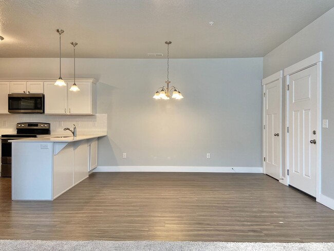 Building Photo - Beautiful Condo at Herriman Town Center!