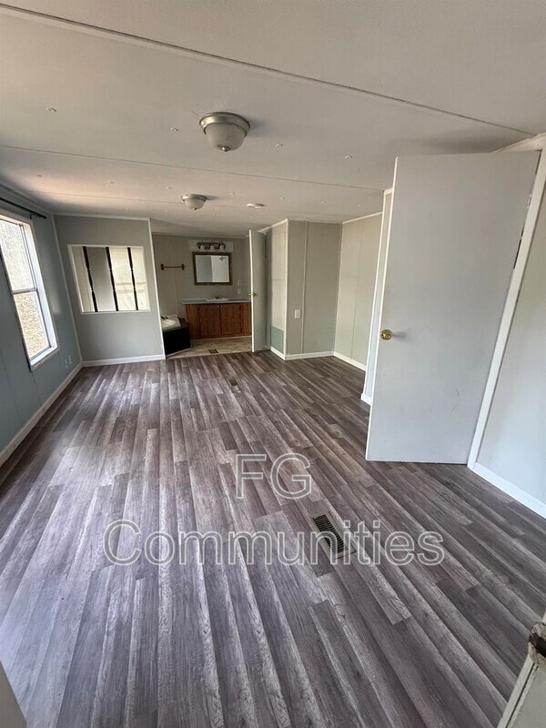 Building Photo - 1059 Eller Rd