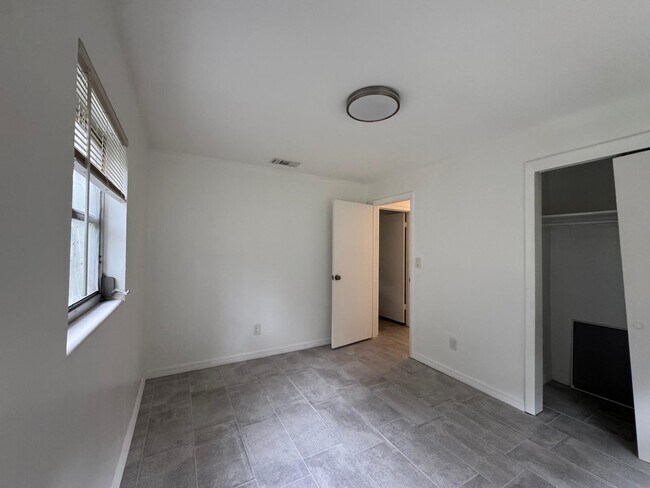 Building Photo - 333 NE 131st Ln