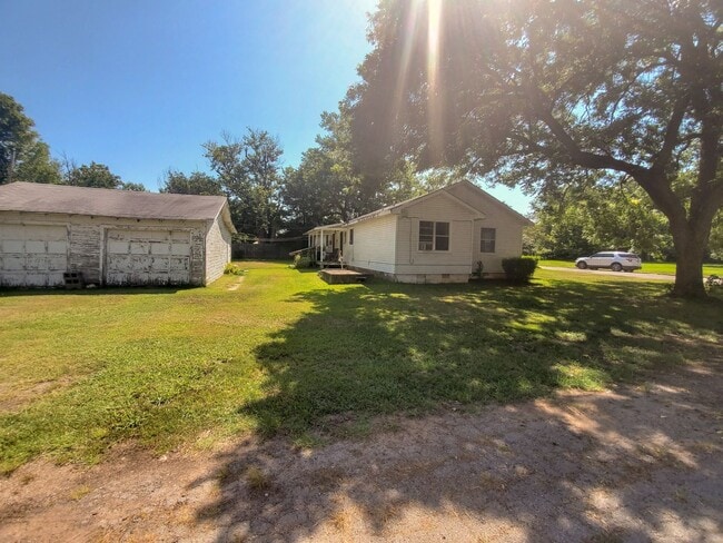 Building Photo - 2 bedroom 1 bath duplex in Shawnee