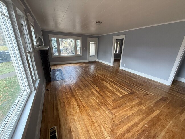 Building Photo - 3 bed/1 bath house