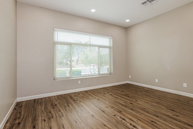 Building Photo - 2102 E Fawn Dr