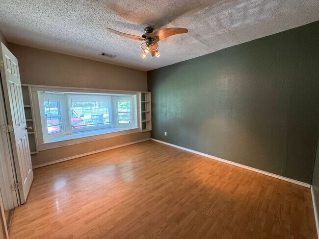 Building Photo - 360 Virtual Tour Available