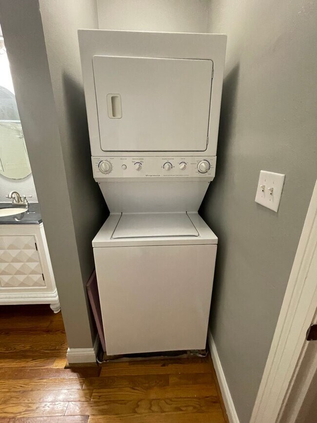Building Photo - $1750 - Spacious & Updated 2B/2B Main Floo...