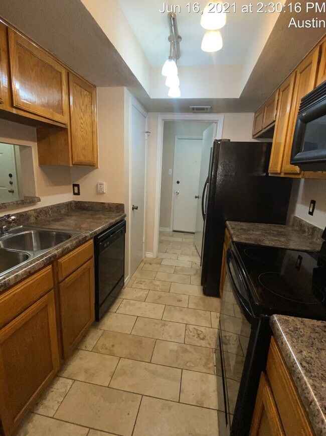 Building Photo - 512 Eberhart Ln