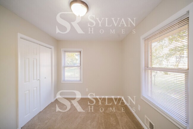 Building Photo - Cute, cozy and comfortable