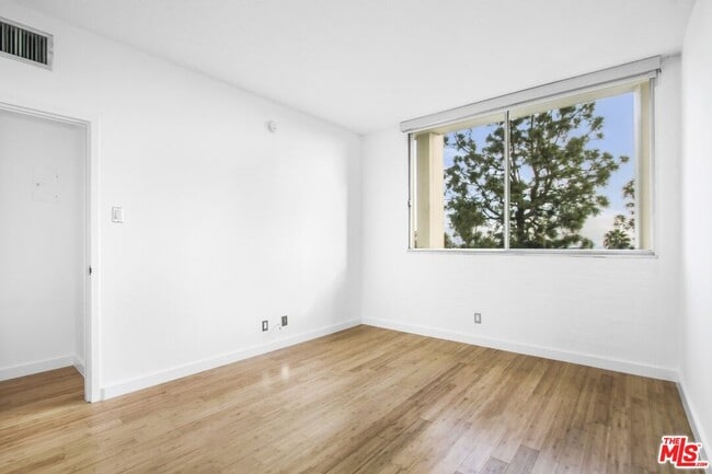 Building Photo - 4411 Los Feliz Blvd