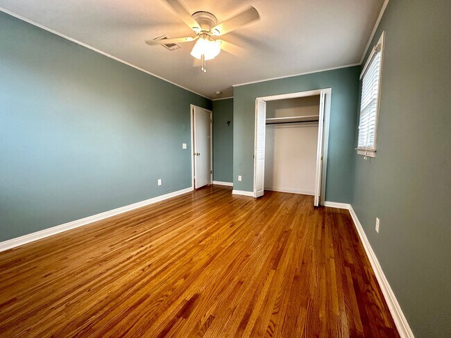 Building Photo - Remodeled beauty in Charolette Park