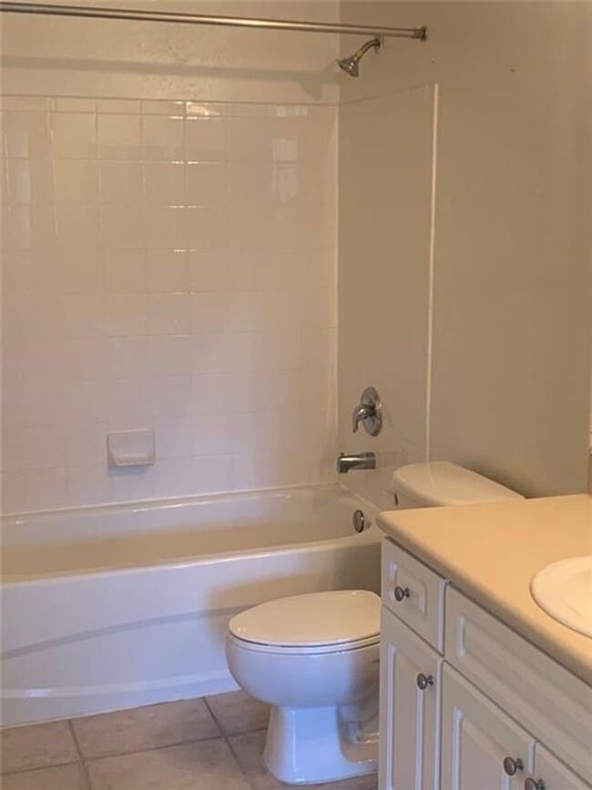 Building Photo - 2 / 2 Lakefront Condo