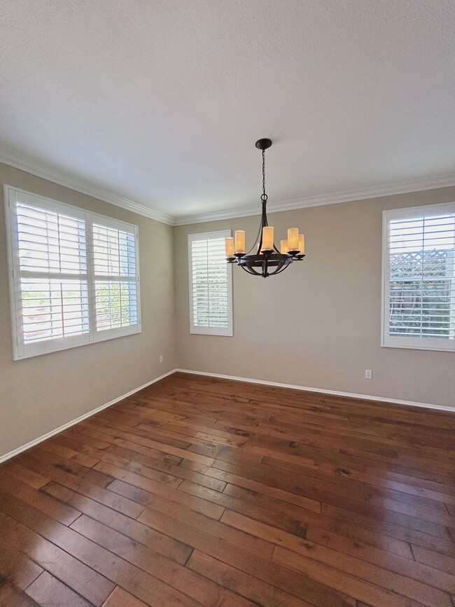 Building Photo - Beautiful Single-Level 4 Bedroom 3 Bathroo...