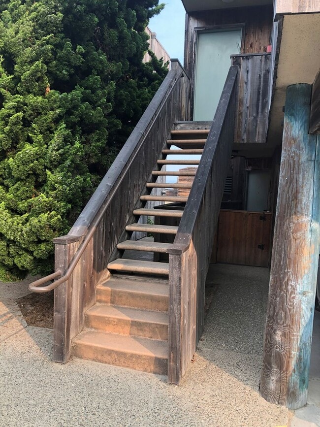 Building Photo - Ocean View Condo in Monterey 1 Bedroom/1 Bath