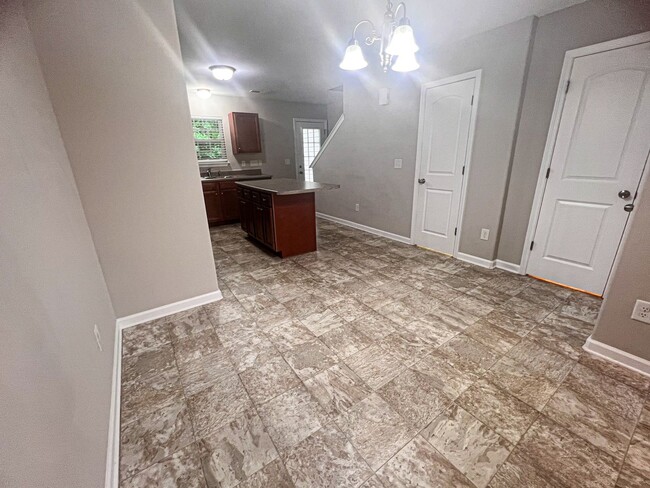 Building Photo - Lovely 2 bedroom 2 1/2 bathroom Townhome in Northeast Greensboro!