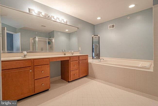 Building Photo - 227 Birchwood Dr