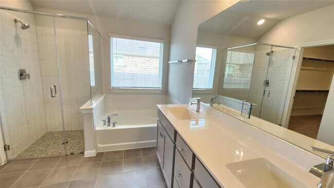 Building Photo - 704 Giorgio Moroder Dr