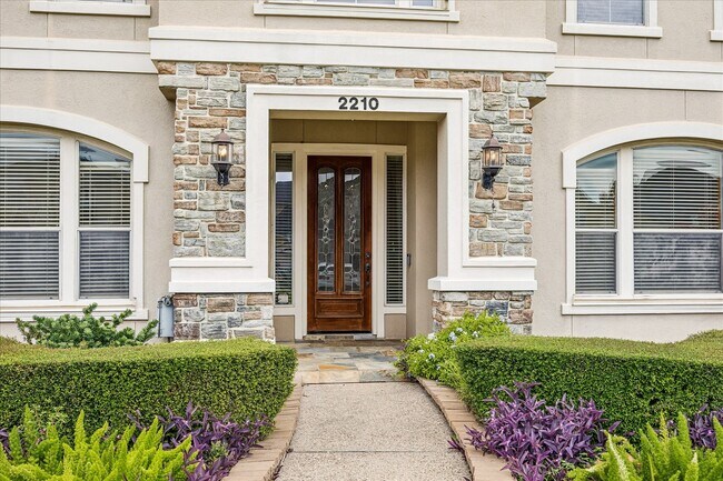 Building Photo - 2210 Bywater Dr