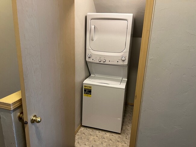 Building Photo - 2 bedroom apartment in a great neighborhood!