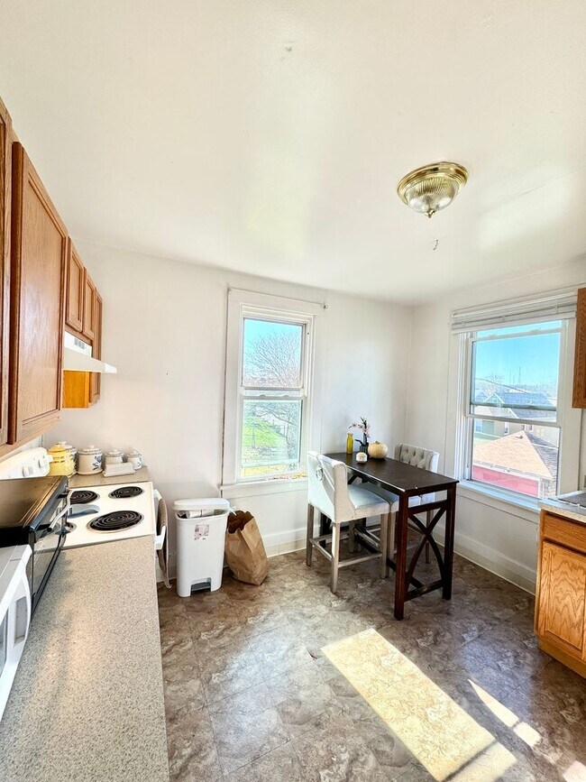 Building Photo - 141 E 20th Ave