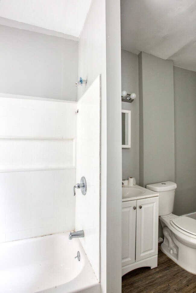 Building Photo - OVERSIZED 3 bedroom 1 bathroom Apartment