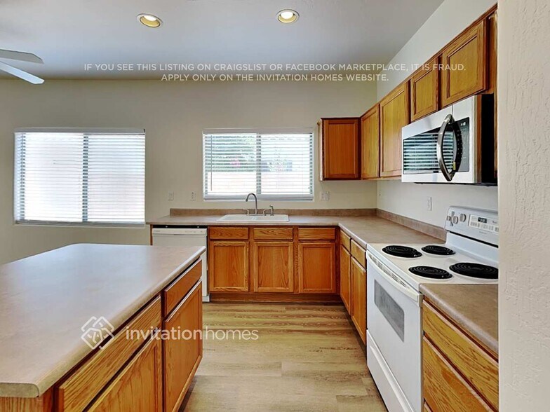 Building Photo - 2103 E La Costa Dr