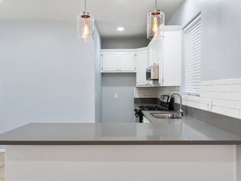 Building Photo - 1116 E 1st St