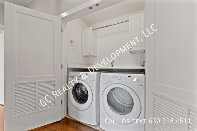 Building Photo - 2326 N Greenview Ave
