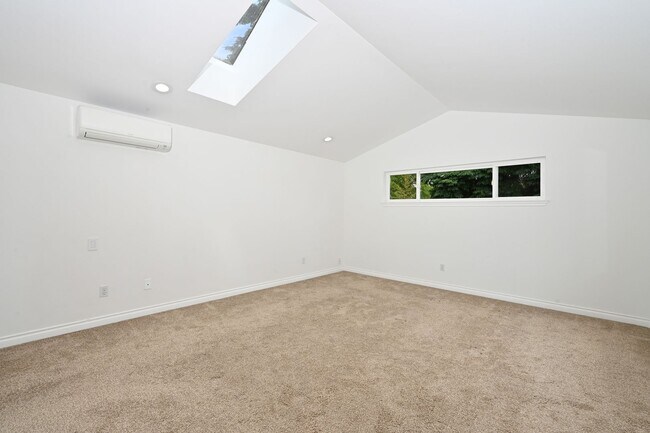 Building Photo - 3-Story Greenlake Home - Private Yard and ...