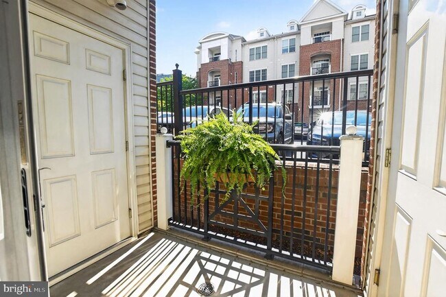 Building Photo - 300 W Elm St