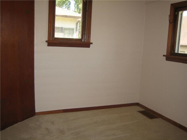 Building Photo - Charming 2BR Home with Spacious Yard, Detached Garage & Garden Oasis