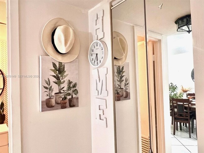 Building Photo - 2811 Somerset Dr