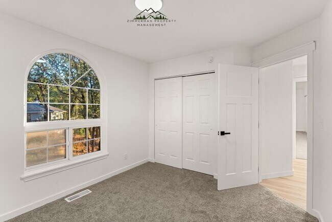 Building Photo - 4 bedroom 2.5 bathroom home with Panoramic views!
