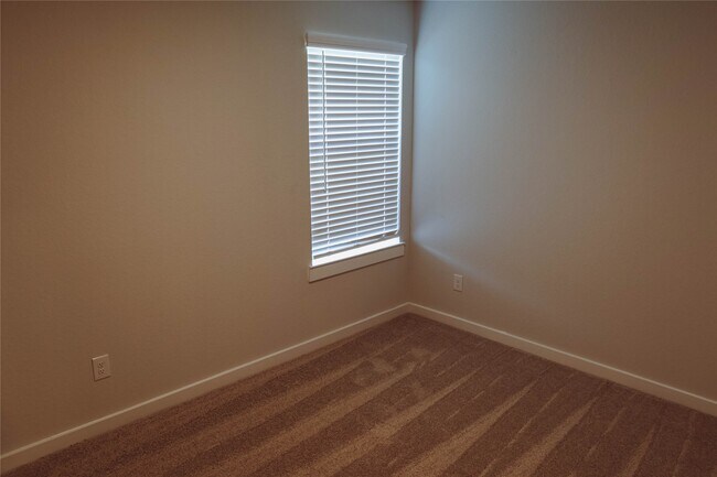 Building Photo - 16 Courageous Side Way