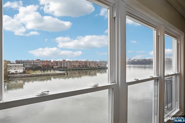 Building Photo - 343 The Promenade