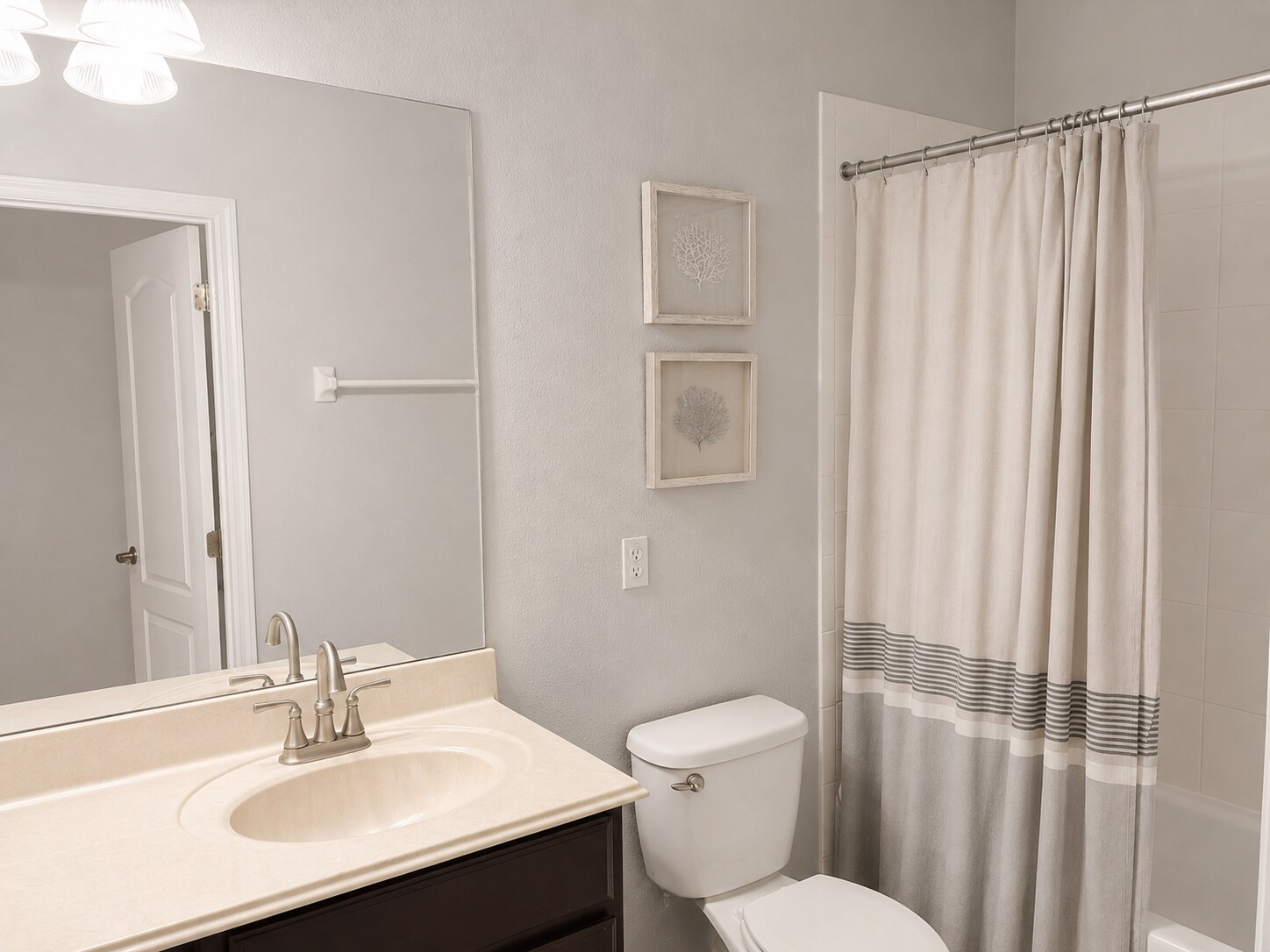 Full bathroom - 12966 Freeman St