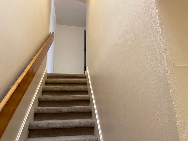 Building Photo - Spacious Riverhill Townhome