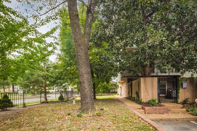 Building Photo - Fall Special - 1/2 off first month's rent!