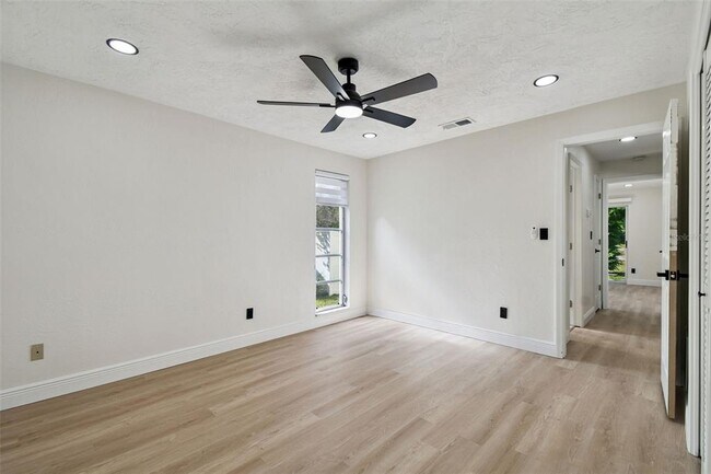 Building Photo - 970 Rolling Hills Dr