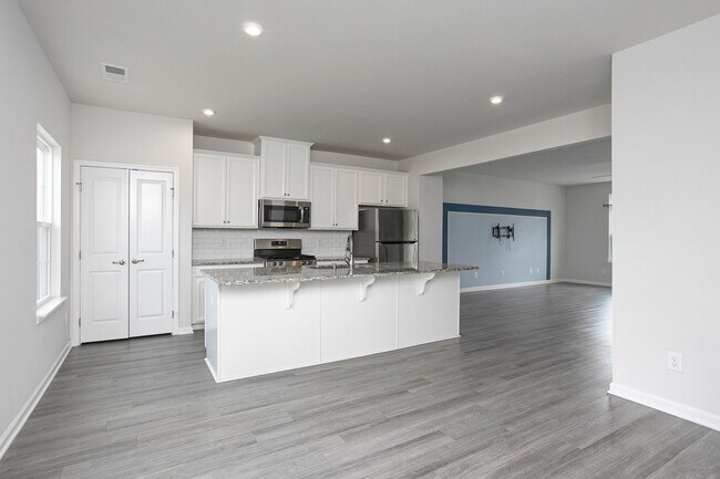 Building Photo - Beautiful 3 bedroom, 2.5 bath townhome nea...