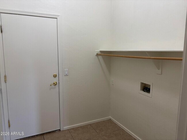 Building Photo - 628 E Ranch Rd