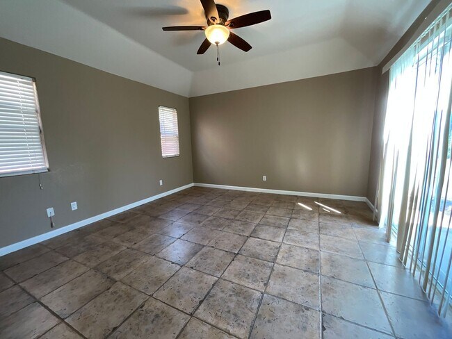 Building Photo - Spacious Four Bedroom Home in Figarden Loo...