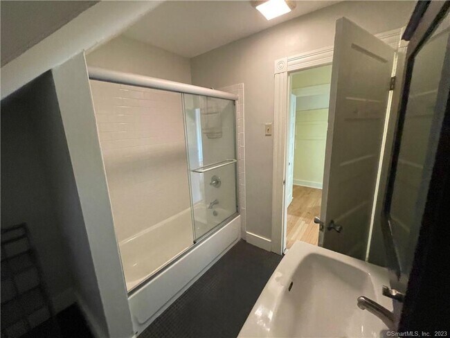 Building Photo - 174 Mansfield St