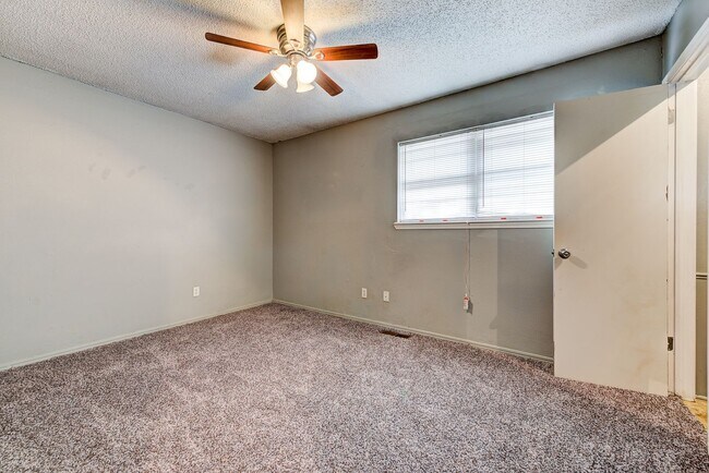 Building Photo - Updated Edmond Home with Newer Flooring