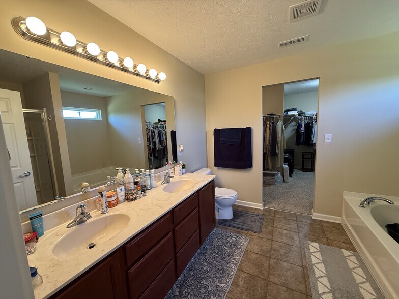 Building Photo - 2540 Sword Ct