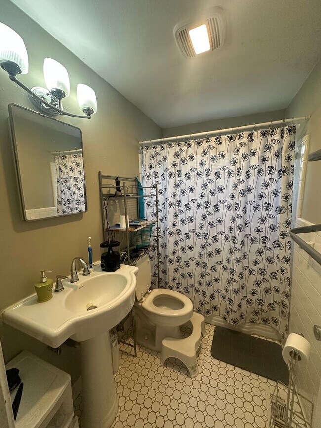 Building Photo - 717 Edgewood St